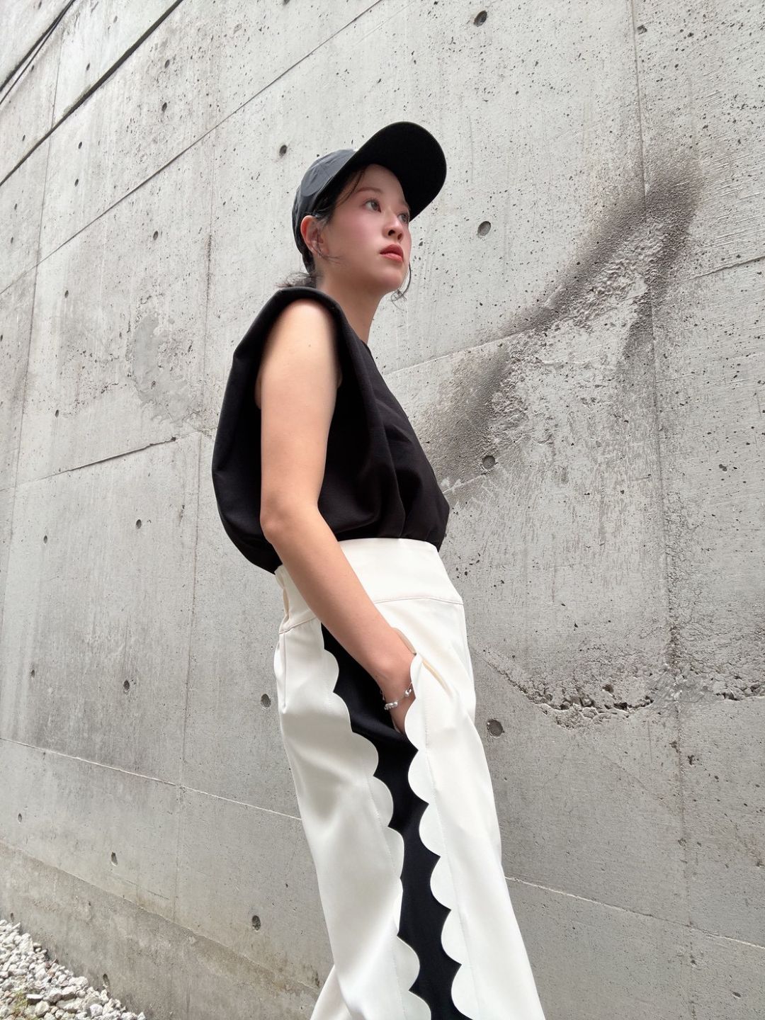crew neck sleeveless cut and sew (with shoulder pads)