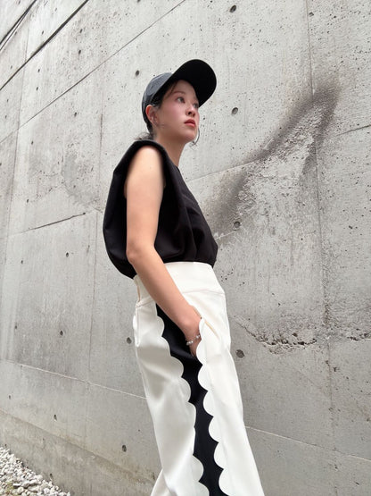 crew neck sleeveless cut and sew (with shoulder pads)