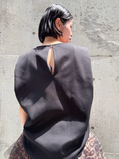 crew neck sleeveless cut and sew (with shoulder pads)