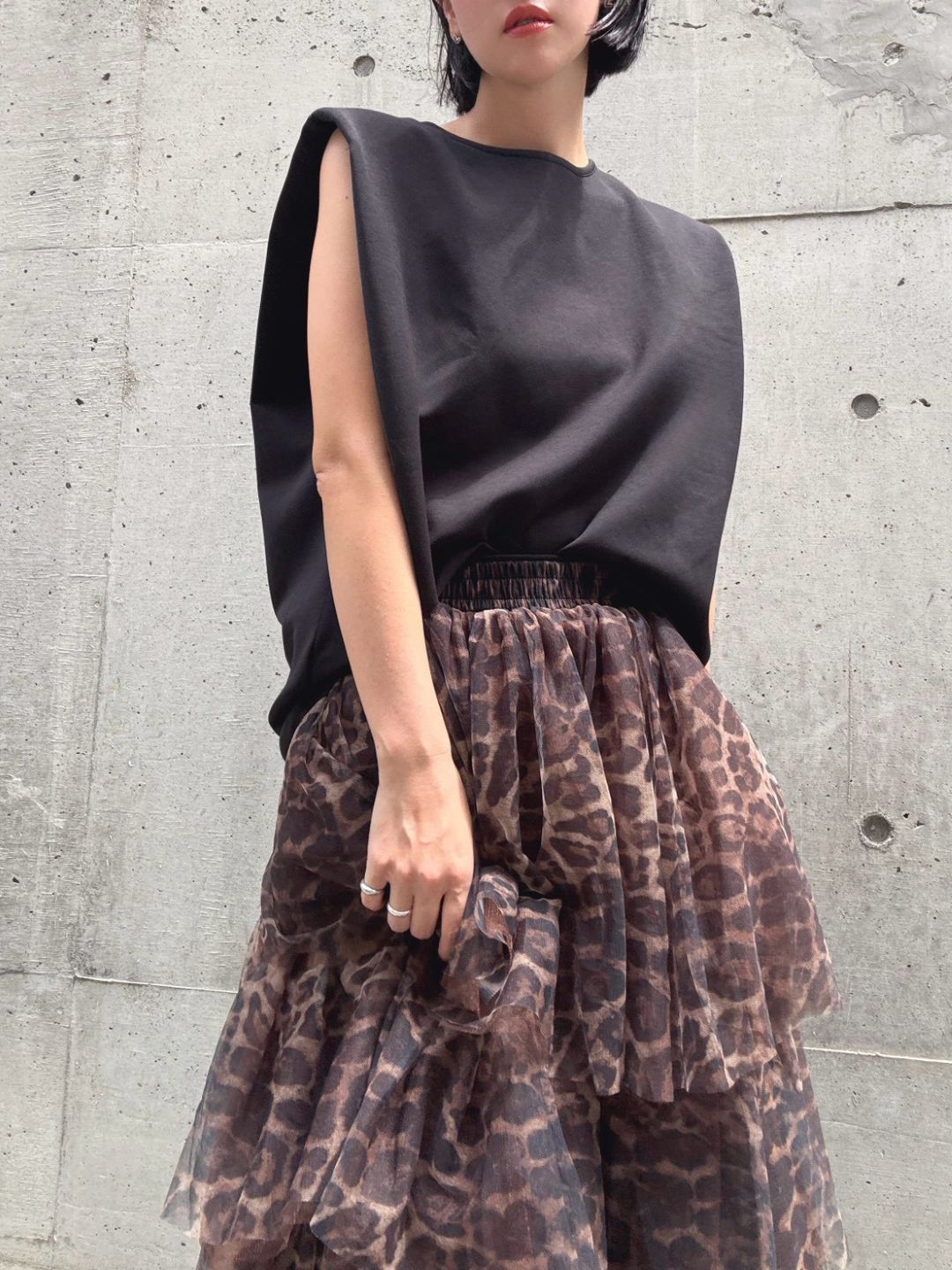 crew neck sleeveless cut and sew (with shoulder pads)
