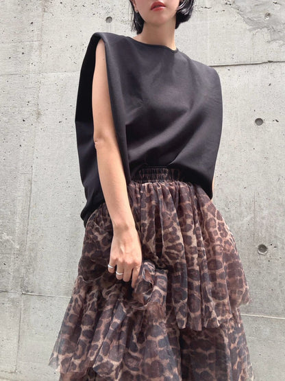crew neck sleeveless cut and sew (with shoulder pads)