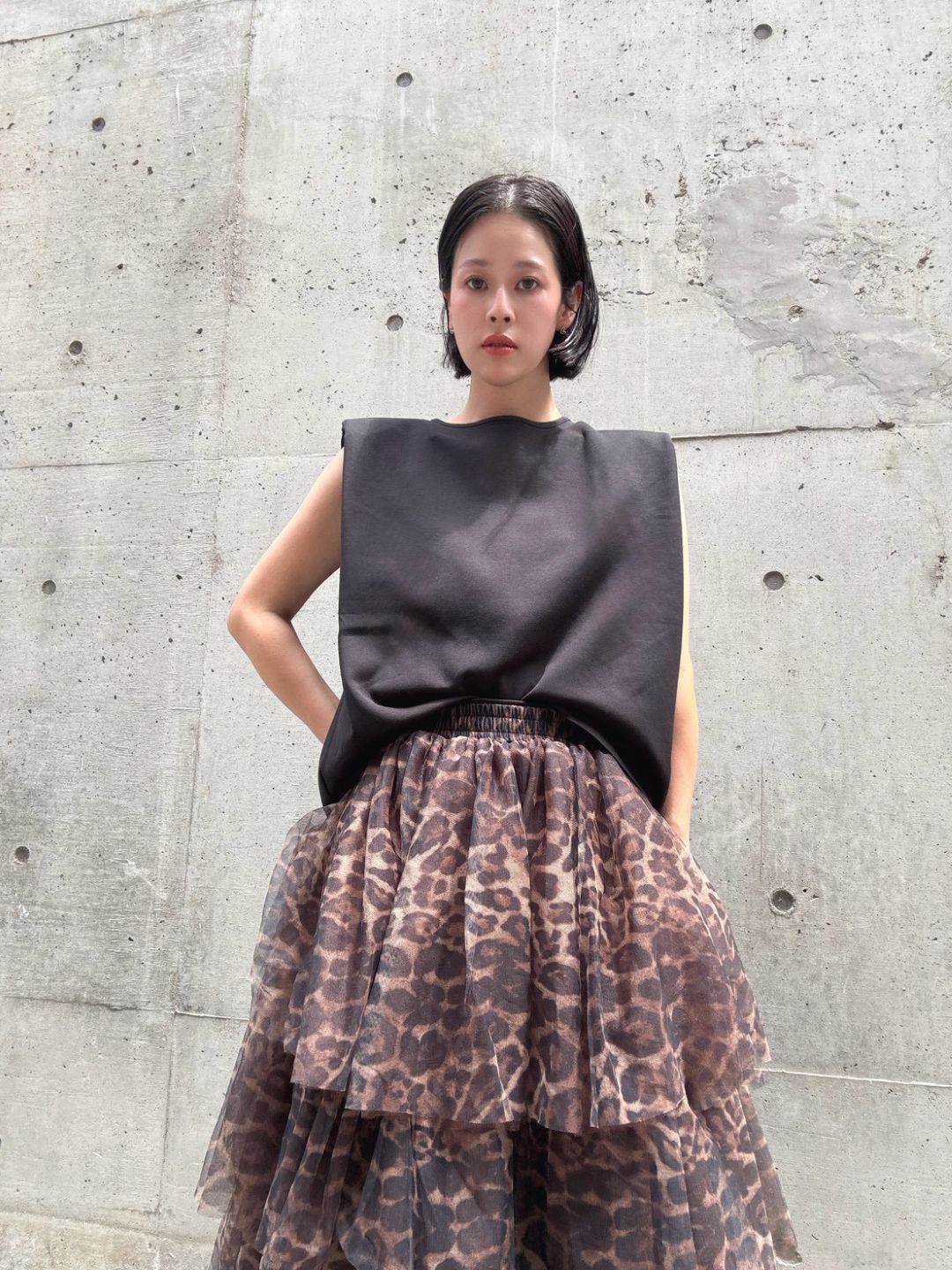 crew neck sleeveless cut and sew (with shoulder pads)