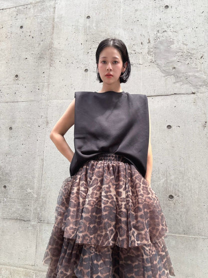 crew neck sleeveless cut and sew (with shoulder pads)