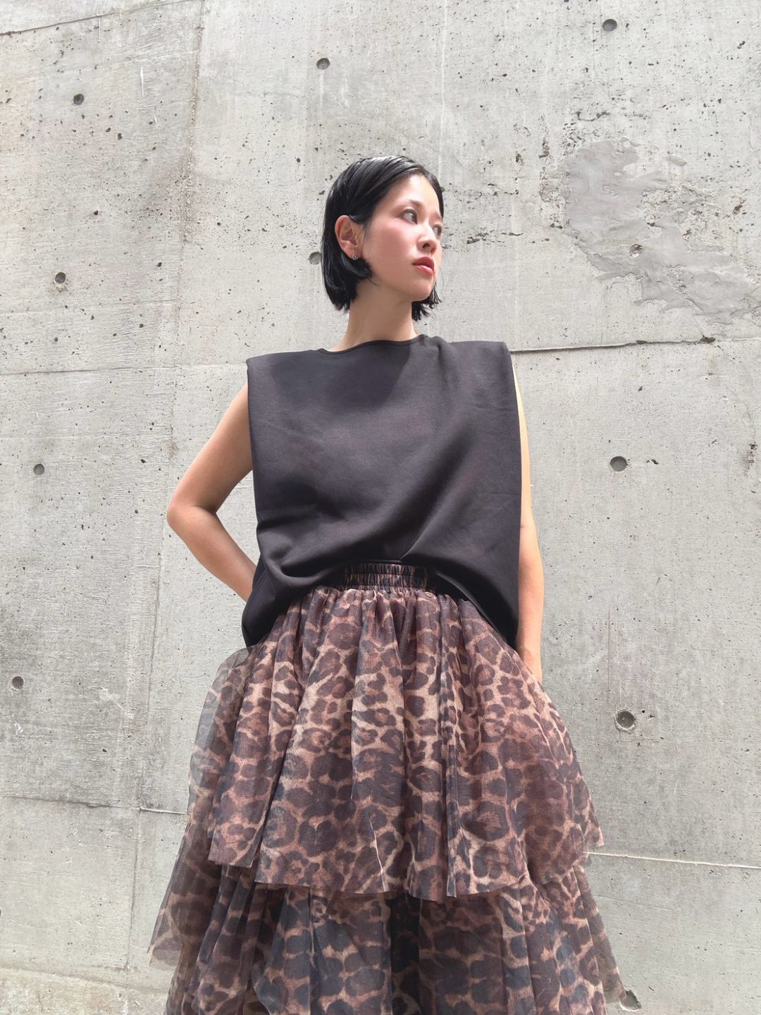 crew neck sleeveless cut and sew (with shoulder pads)