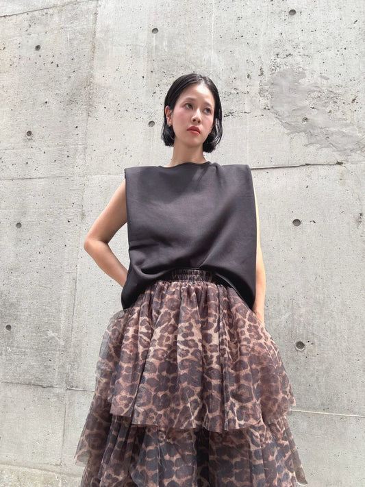 crew neck sleeveless cut and sew (with shoulder pads)