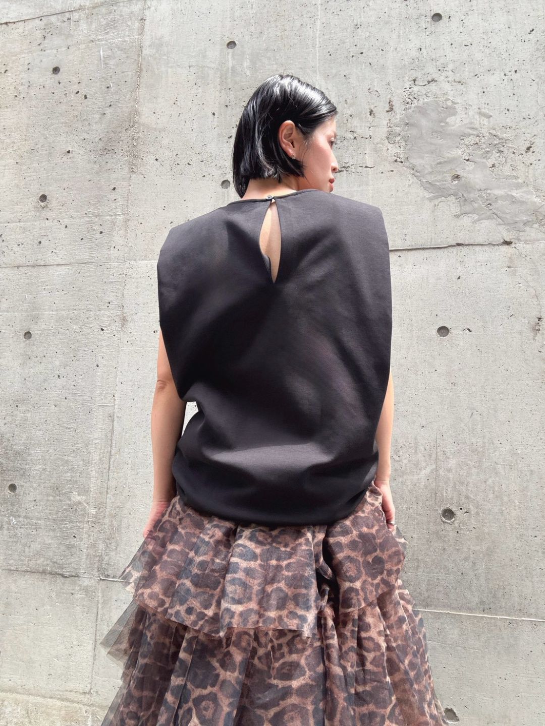 crew neck sleeveless cut and sew (with shoulder pads)