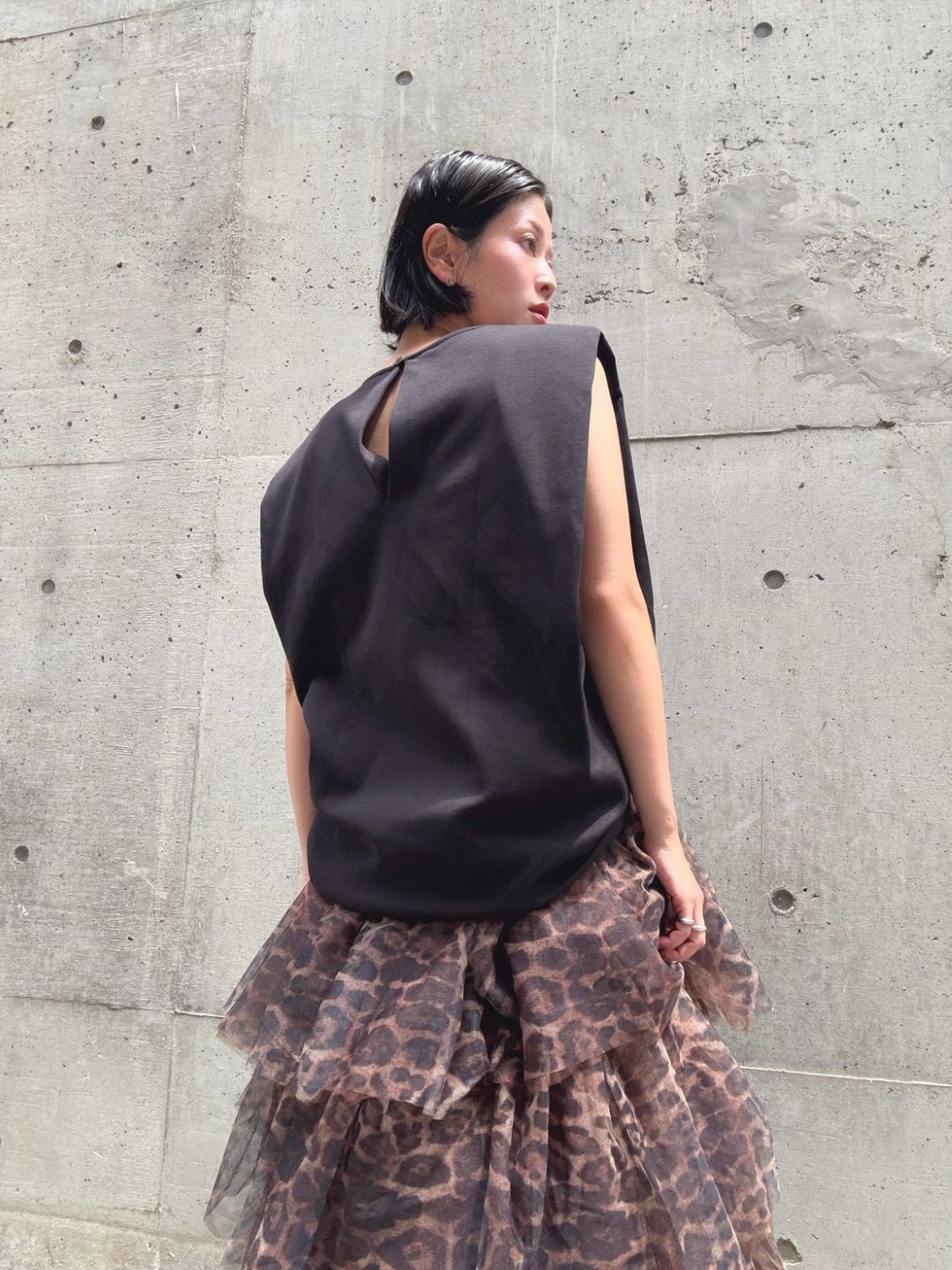crew neck sleeveless cut and sew (with shoulder pads)
