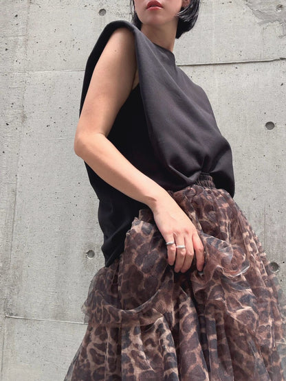 crew neck sleeveless cut and sew (with shoulder pads)