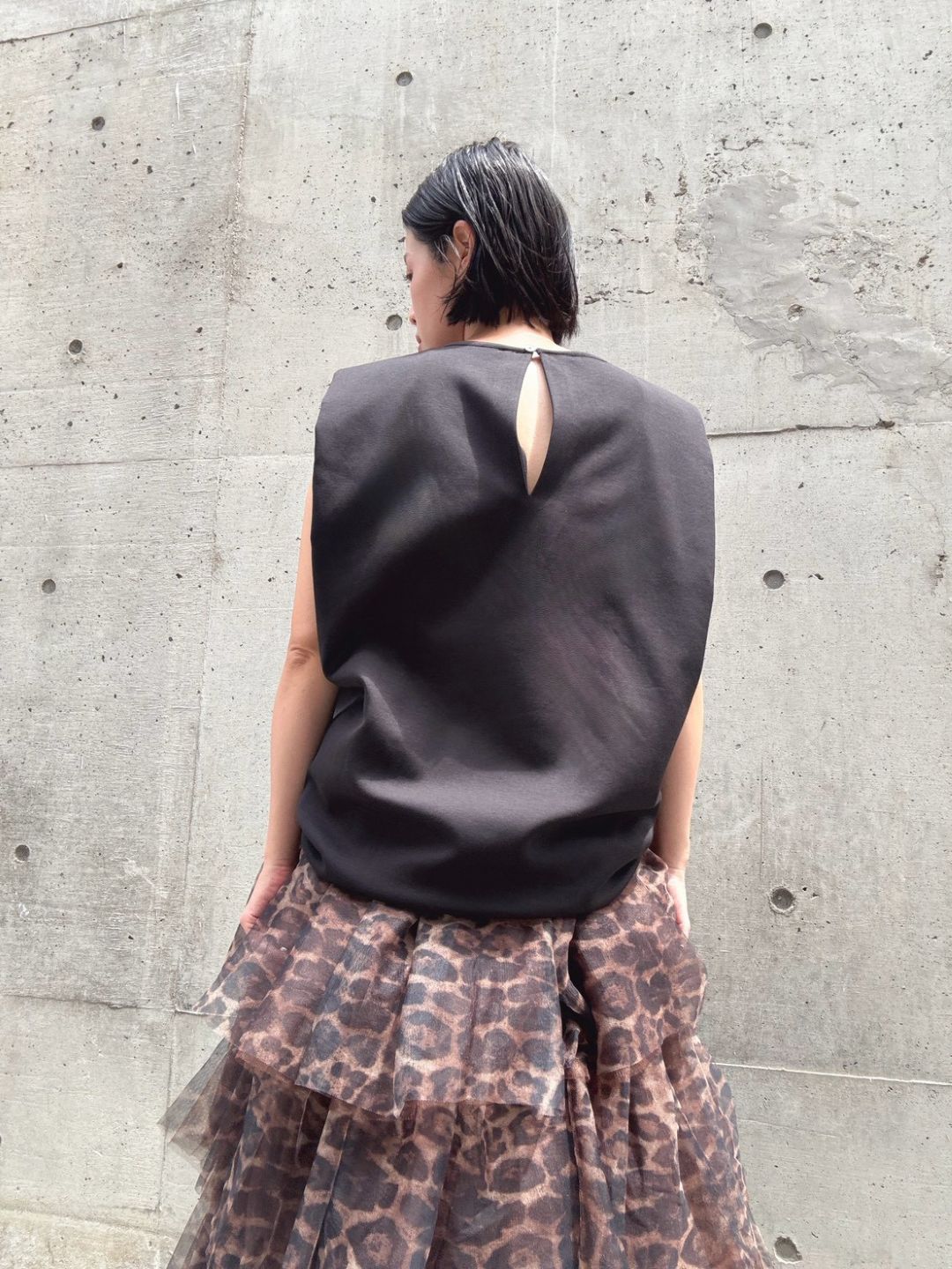 crew neck sleeveless cut and sew (with shoulder pads)
