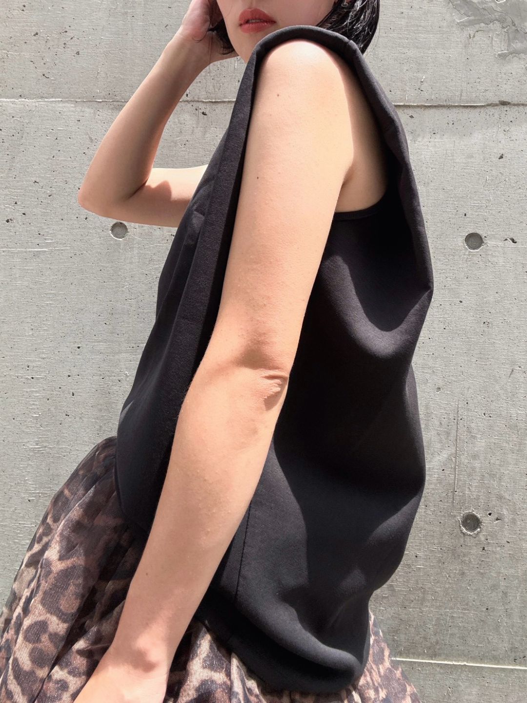 crew neck sleeveless cut and sew (with shoulder pads)