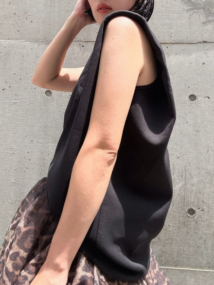 crew neck sleeveless cut and sew (with shoulder pads)