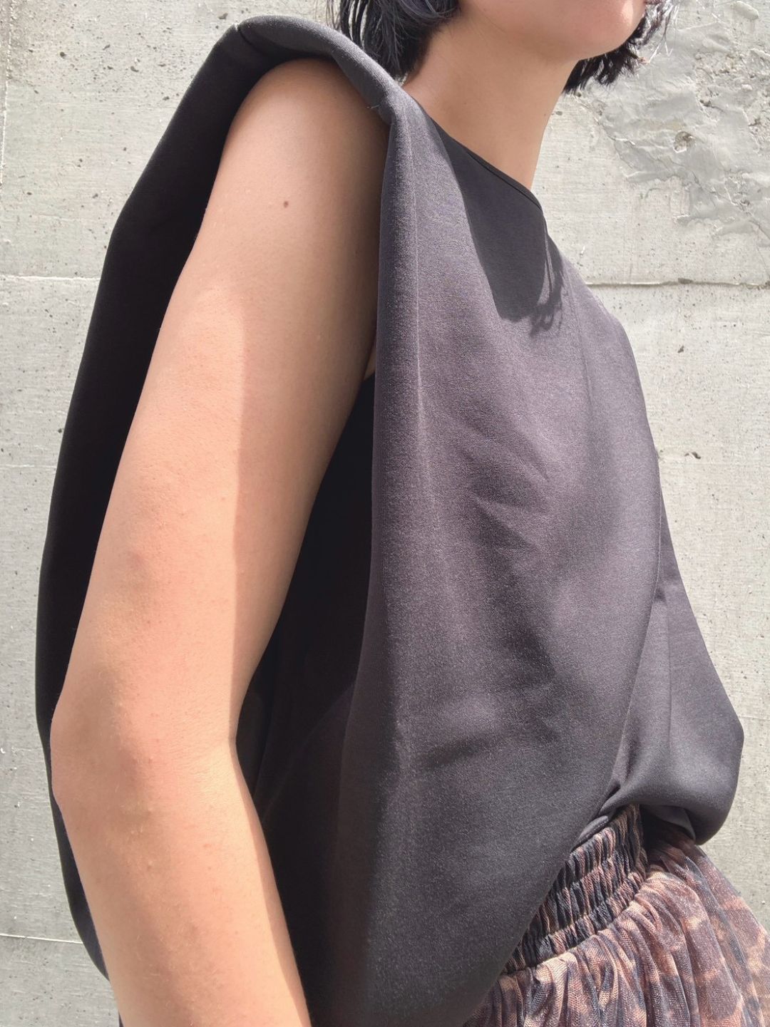 crew neck sleeveless cut and sew (with shoulder pads)