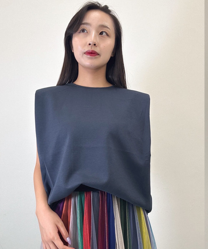 crew neck sleeveless cut and sew (with shoulder pads)