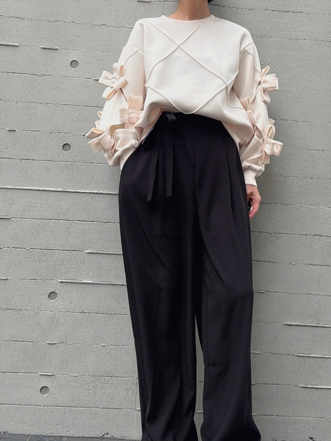 3D ribbon line art pullover