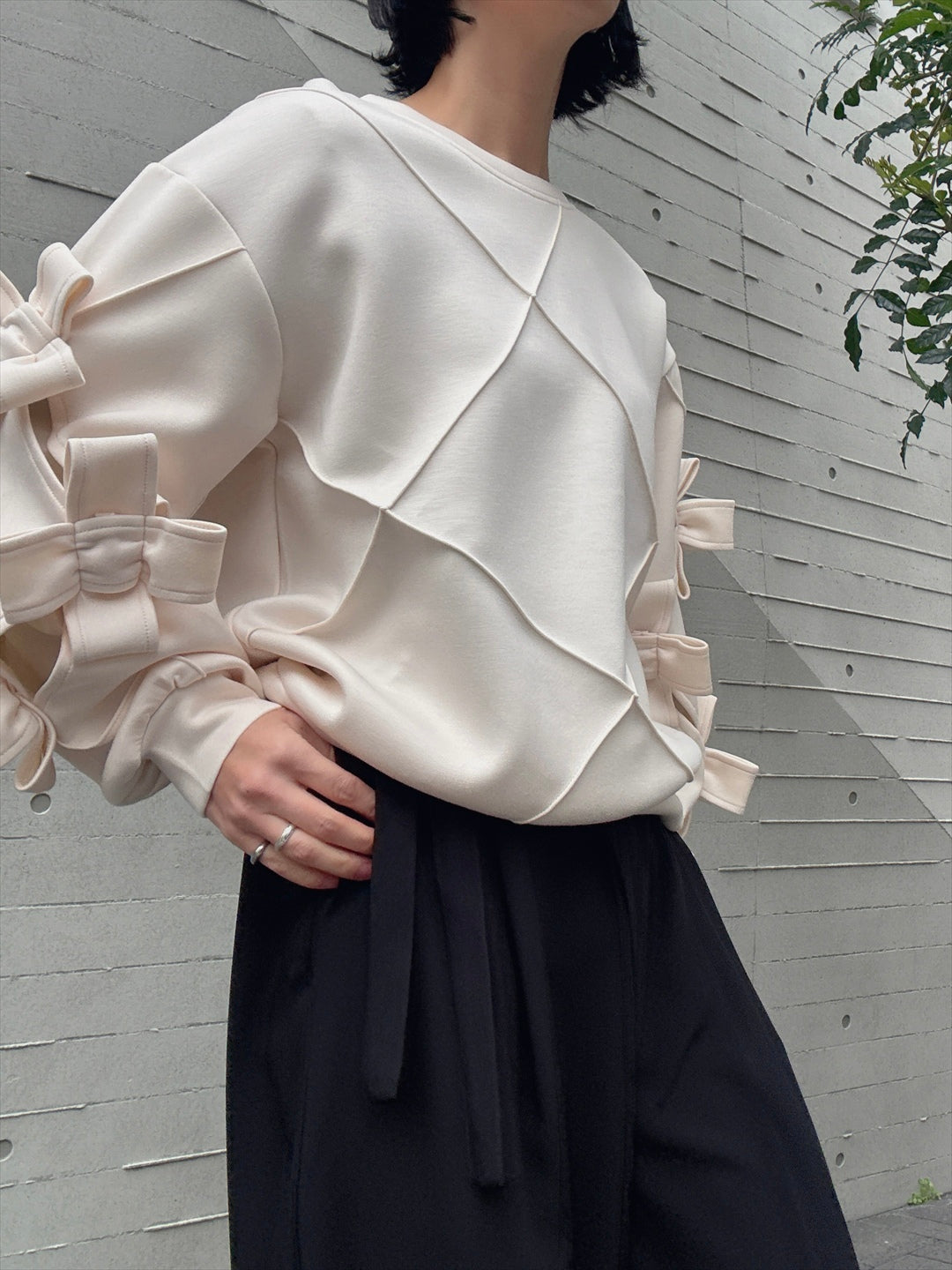 3D ribbon line art pullover