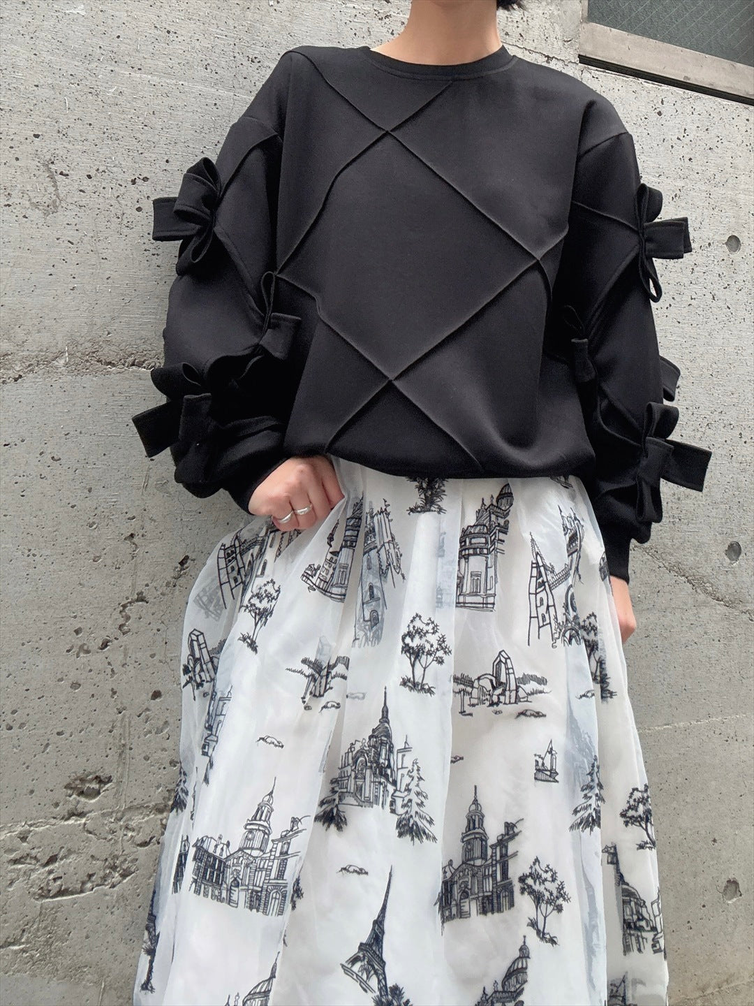 3D ribbon line art pullover