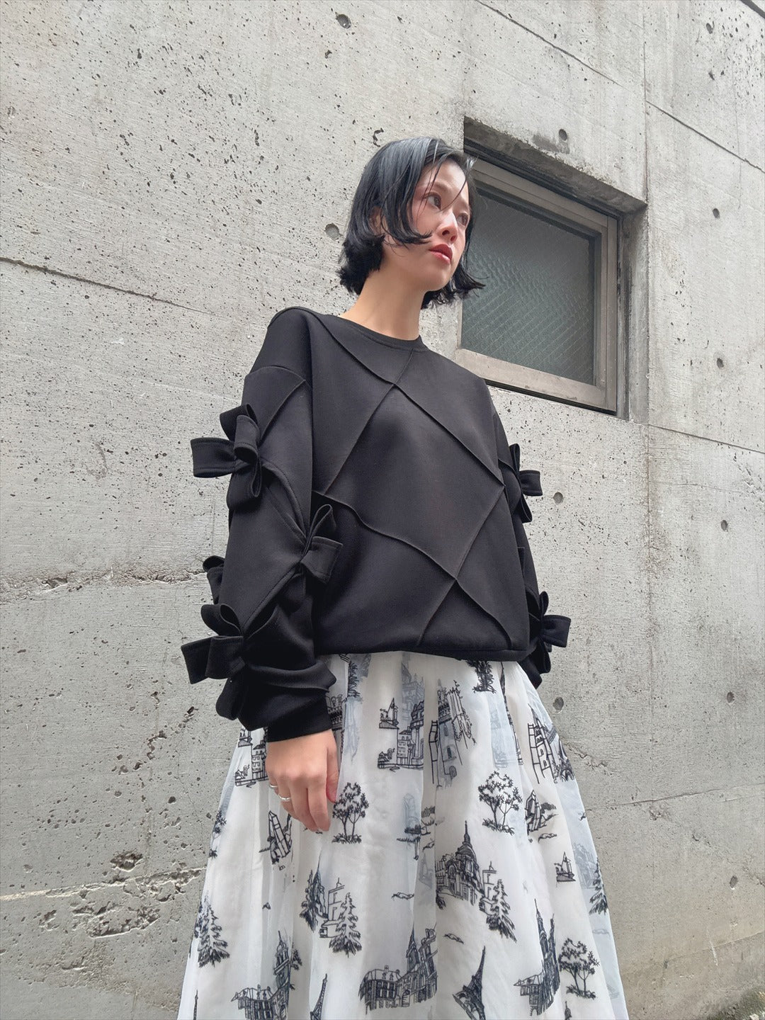 3D ribbon line art pullover