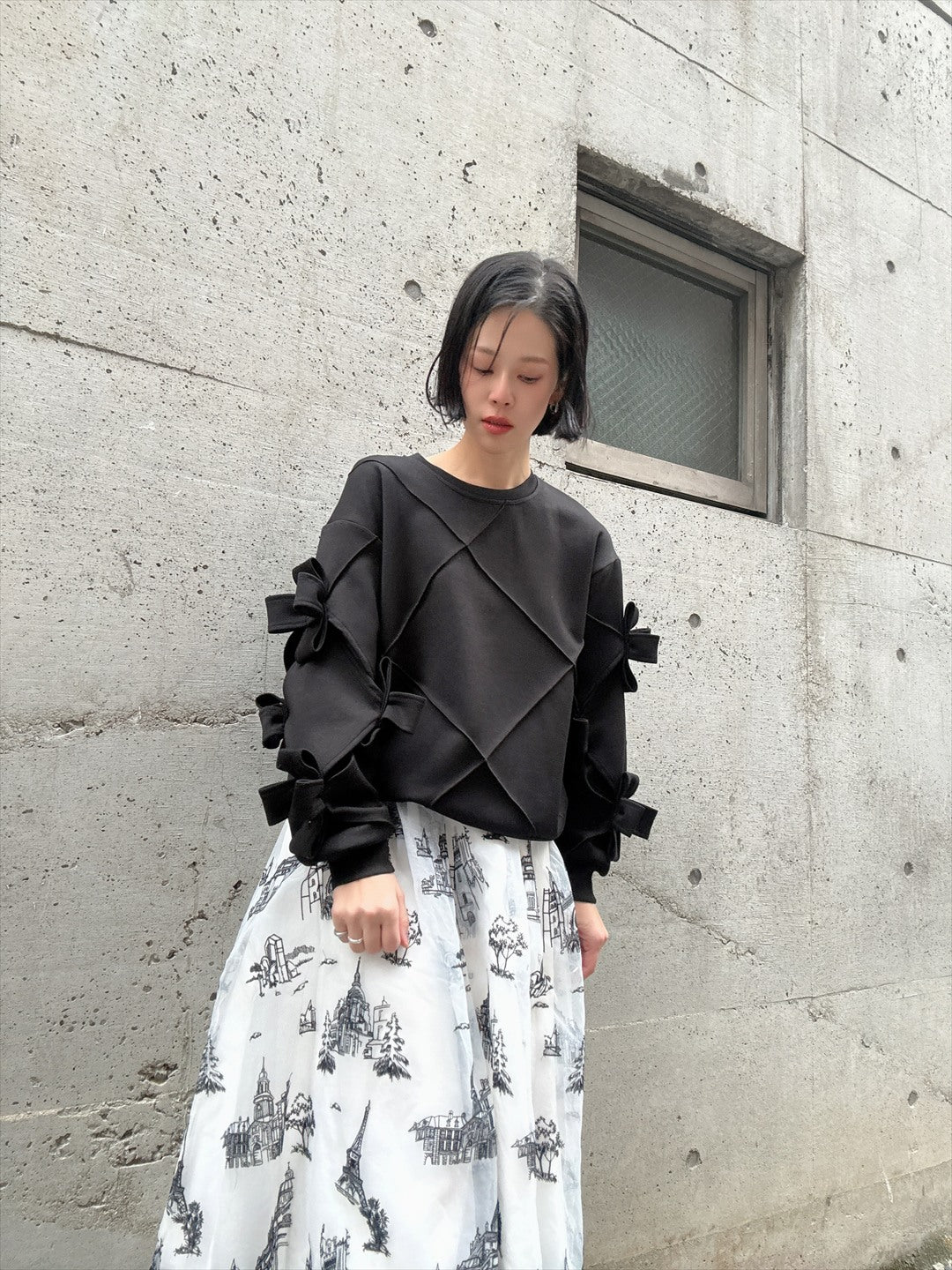 3D ribbon line art pullover