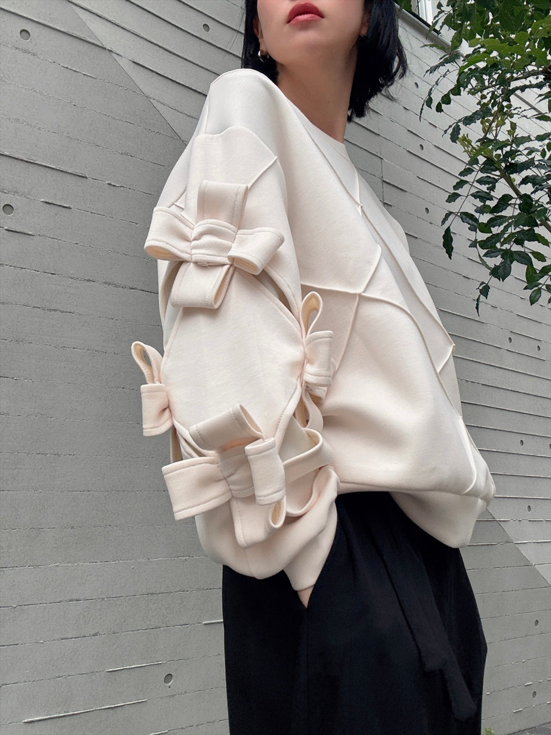 3D ribbon line art pullover