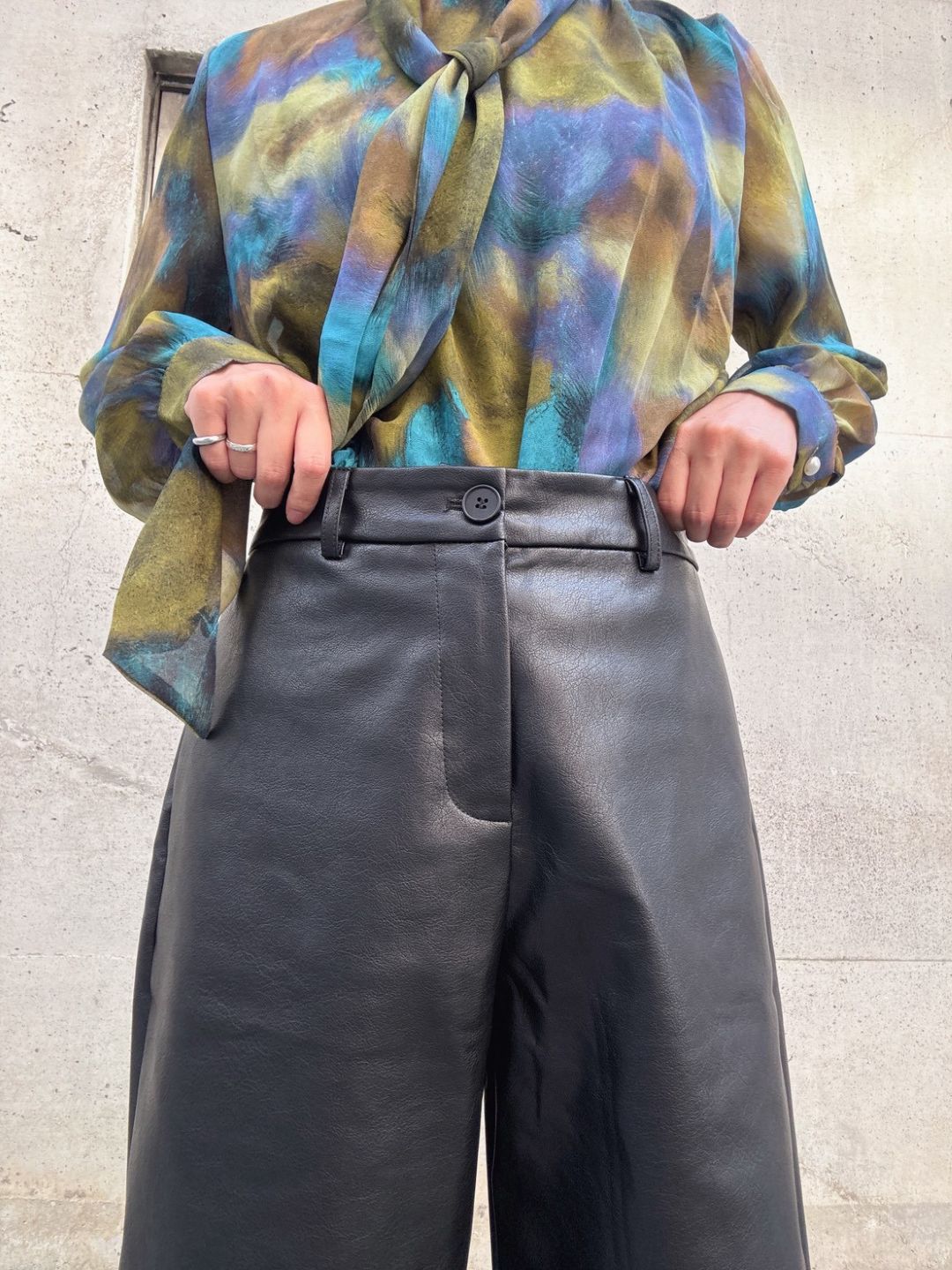 Faux leather wide half pants