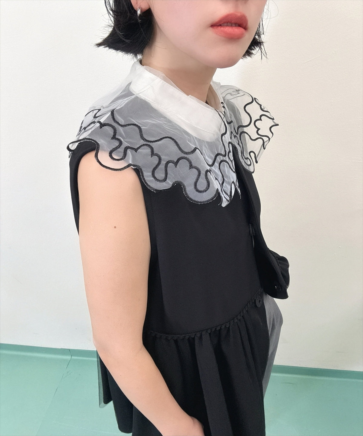 wavy line embroidery false collar