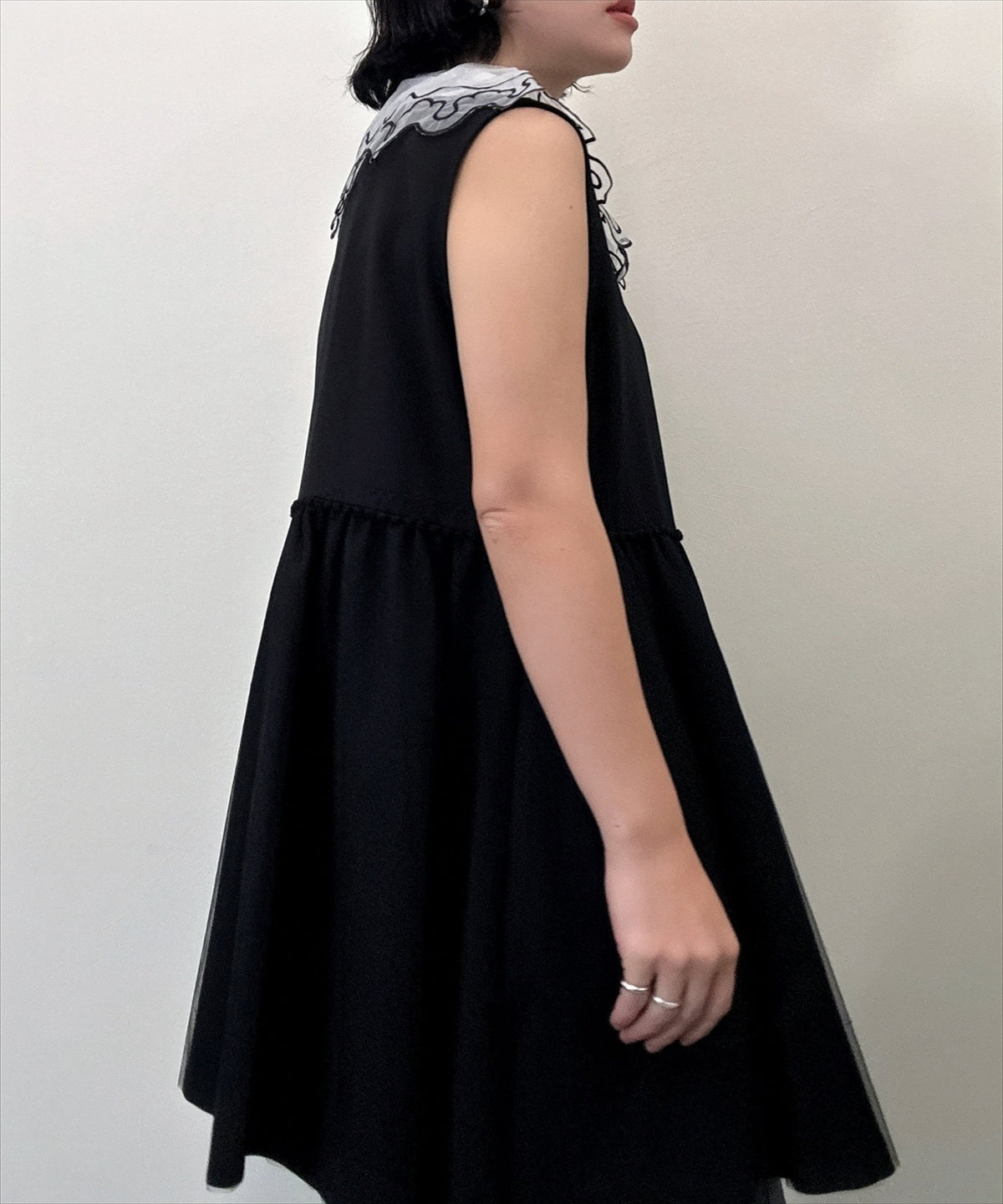 wavy line embroidery false collar