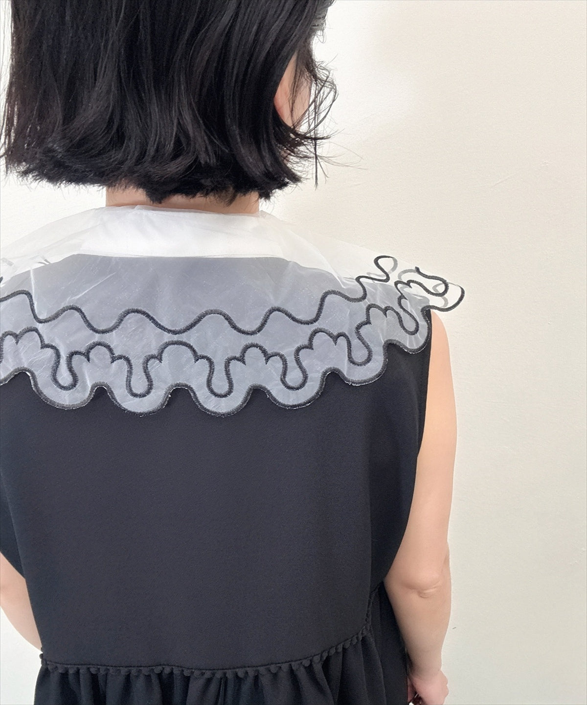 wavy line embroidery false collar